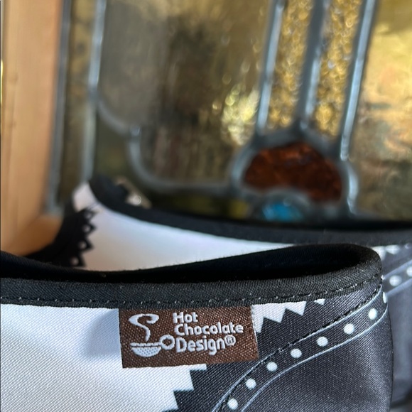 Elegant Black and White Flats with Strap - Picture 2 of 9